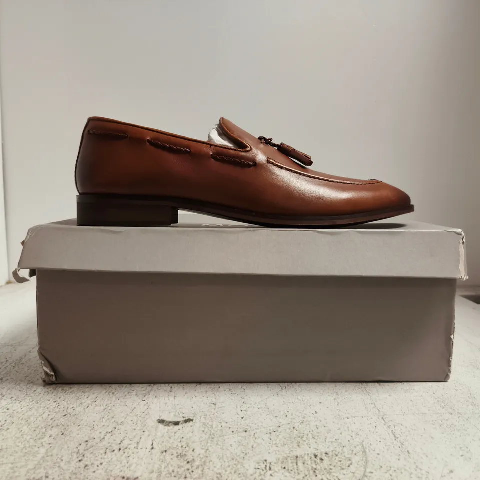 BOXED PAIR OF MOSS HIGHGATE LOAFERS IN BROWN SIZE UK 9