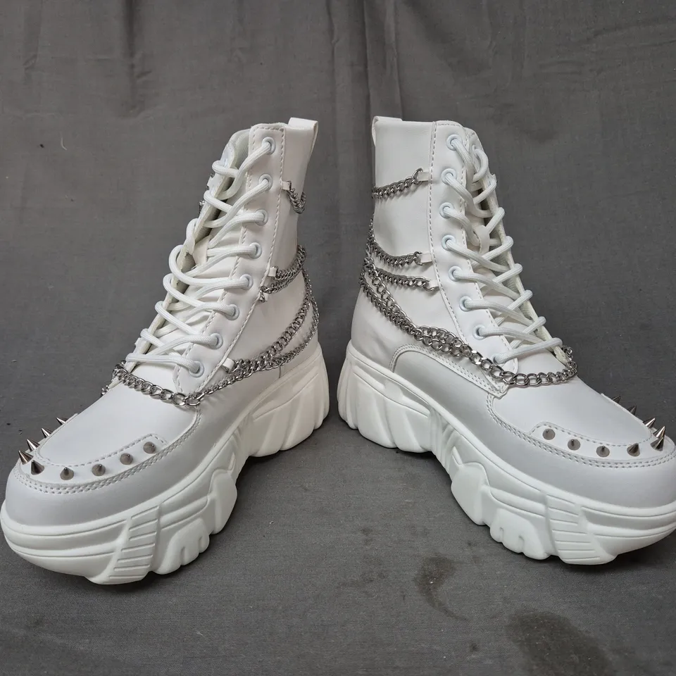 BOXED PAIR OF KOI BONED CATCH WHITE MYSTIC CHARM BOOTS UK SIZE 4