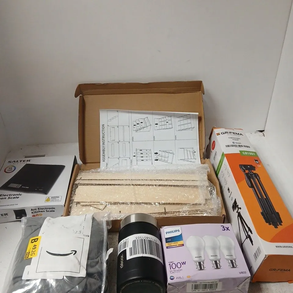 BOX OF APPROXIMATELY 20 ASSORTED ITEMS INCLUDING DINING CHAIR SEAT COVERS BY EASY GOING. DECCOR FLASK AND PHILLIPS B22 BULBS