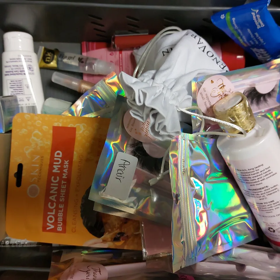 BOX OF APPROX 20 COSMETIC ITEMS TO INCLUDE DEEP HEAT PATCHES, AVEENO OAT TONING LOTION, CETRABEN CREAM