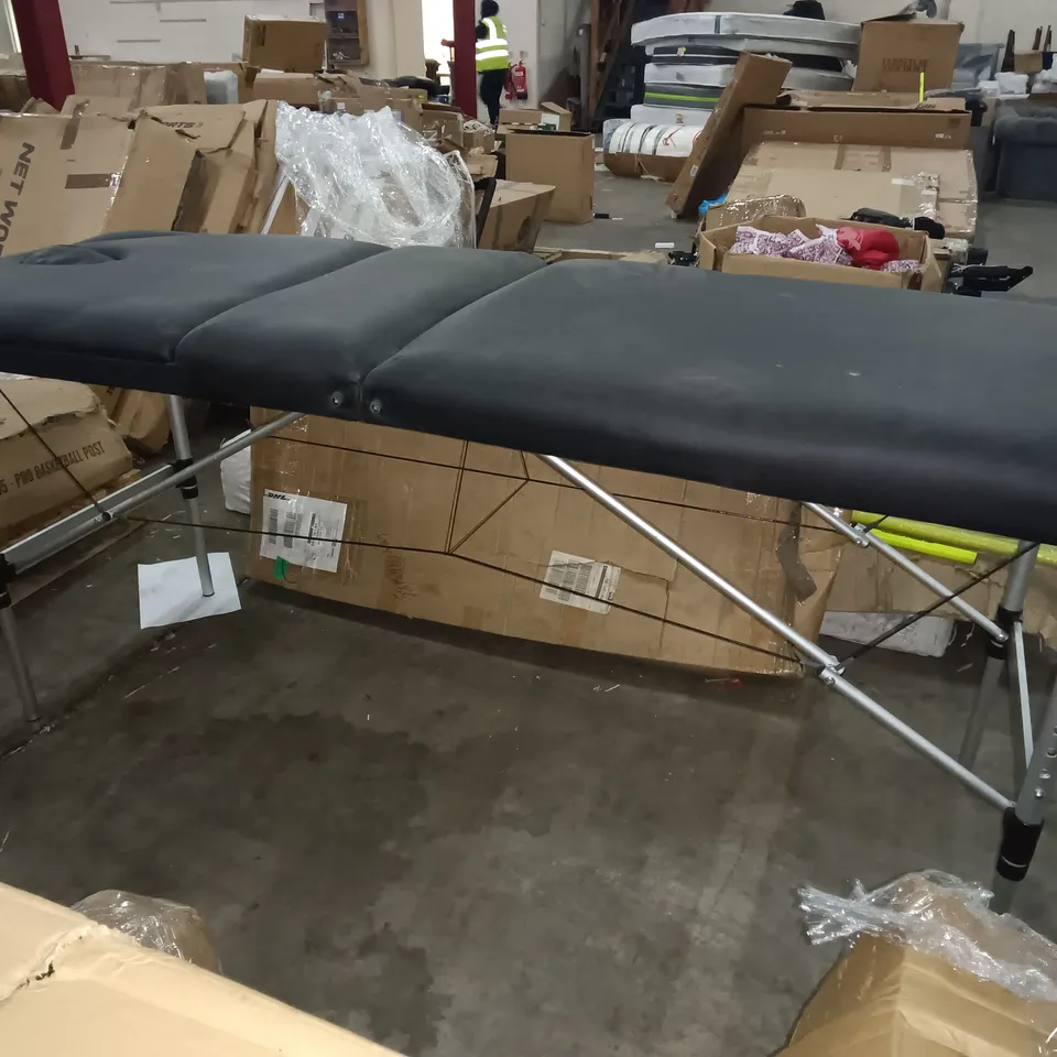 COLLAPSIBLE MASSAGE/PHYSIOTHERAPY TABLE