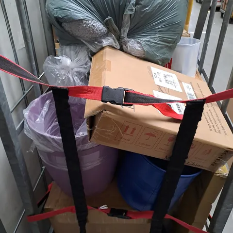 CAGE OF APPROXIMATELY 12 ASSORTED HOUSEHOLD ITEMS TO INCLUDE - KETTLEBELL - MOP BUCKET - LAMP - COLLECTION ONLY
