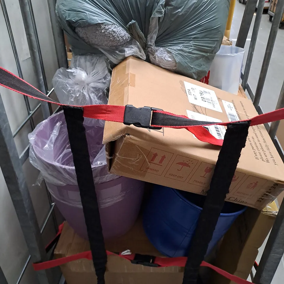 CAGE OF APPROXIMATELY 12 ASSORTED HOUSEHOLD ITEMS TO INCLUDE - KETTLEBELL - MOP BUCKET - LAMP - COLLECTION ONLY