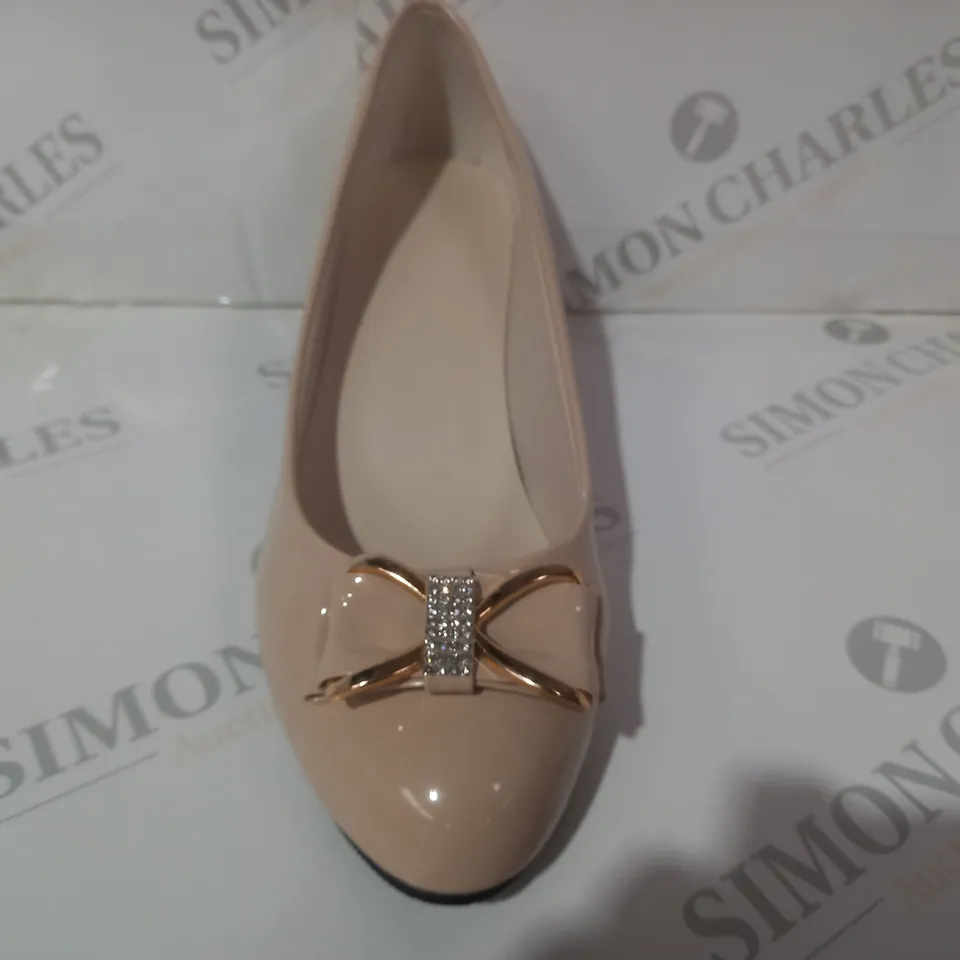 BOXED PAIR OF DESIGNER CLOSED TOE BLOCK HEEL SHOES IN NUDE W. BOW DETAIL AND JEWEL EFFECT EU SIZE 41