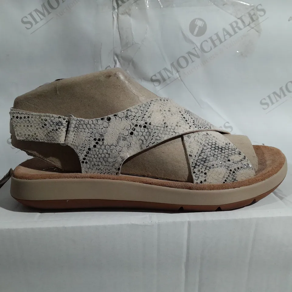 CLARKS SHOE BOXES CONTAINING JEMSA CROSS SANDAL TAUPE SNAKE SIZE 7