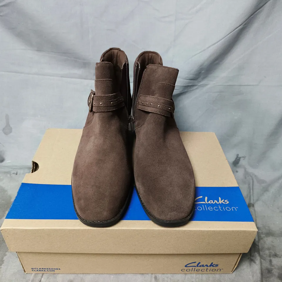 BOXED PAIR OF CLARKS BROWN SUEDE ANKLE BOOTS – SIZE 7