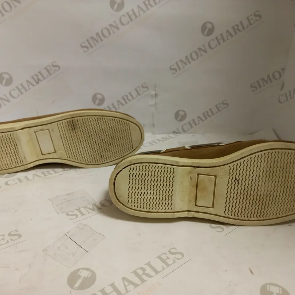 LA REDOUTE BEIGE BOAT SHOES SIZE 38 