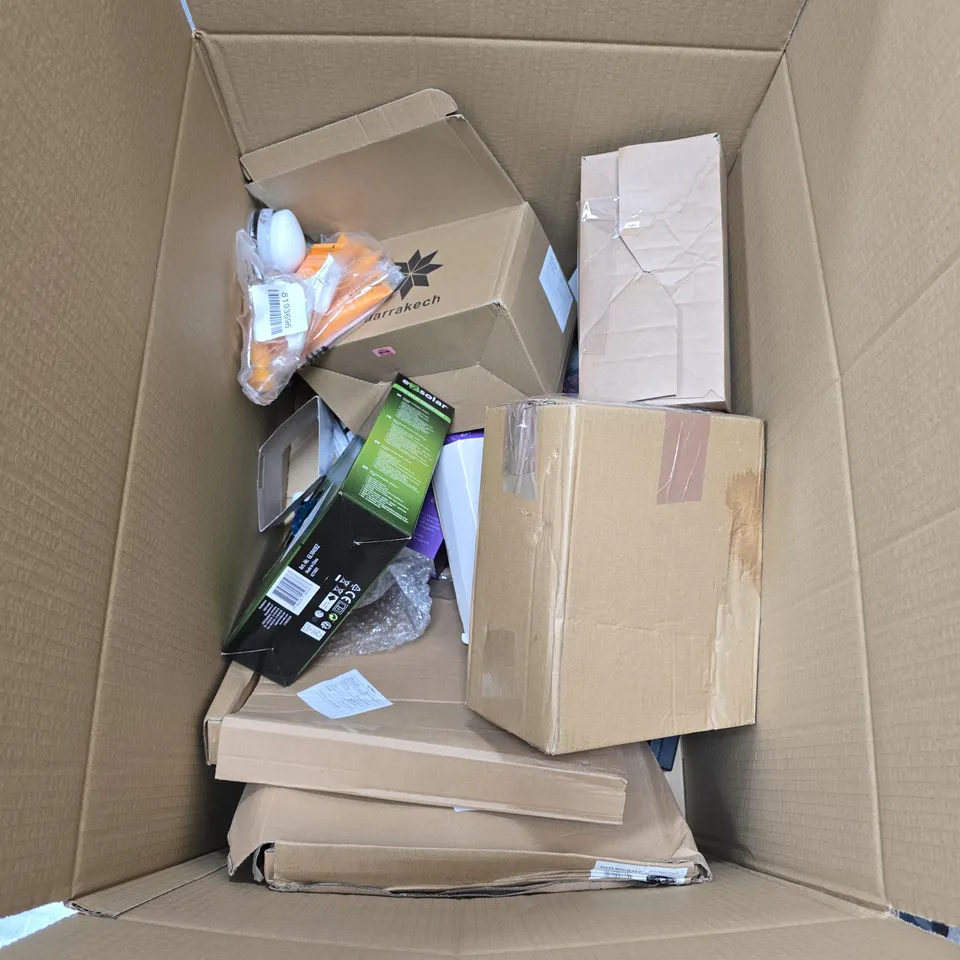 BOX OF APPROXIMATELY 12 ASSORTED ITEMS INCLUDING SOUL SMART TWIN GRIP CANE; REFLEX POWER PLUG PRO USB CHARGER; JVC HA-A7T EARBUDS 