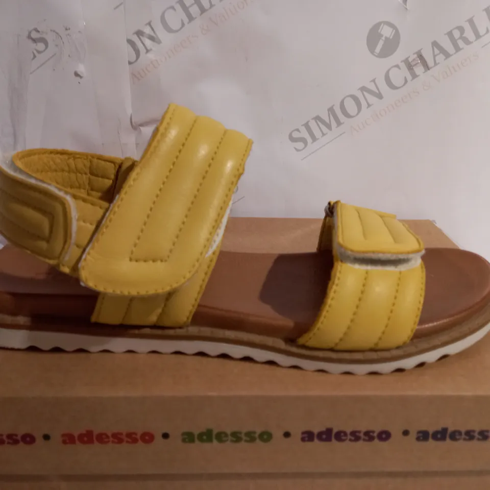 BOXED PAIR OF ADESSO LEATHER OPEN TOE FLAT SANDAL - SIZE 6