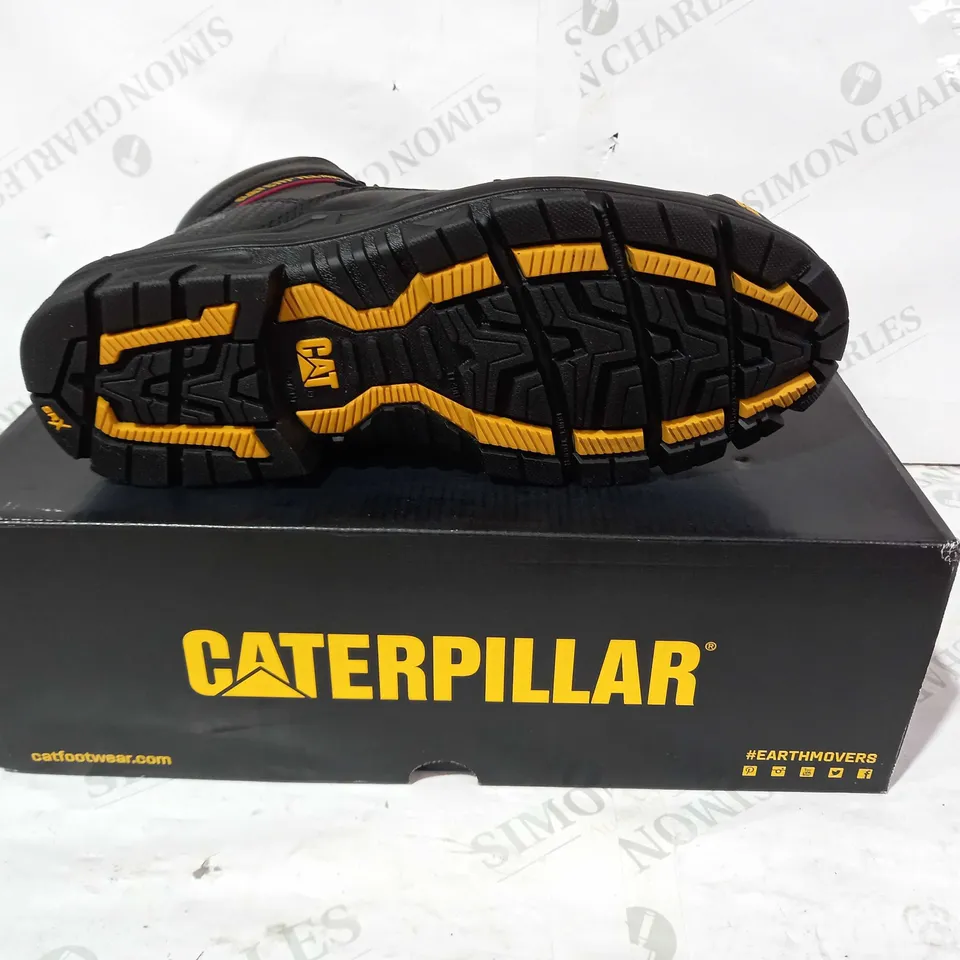 BOXED PAIR OF CATERPILLAR BOOTS IN BLACK UK SIZE 8