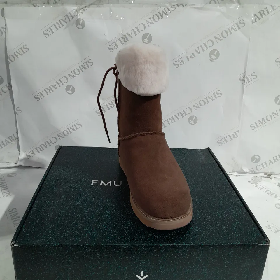 BOXED EMU AUSTRALIA BIRDWOOD BOOTS, OAK - SIZE 4