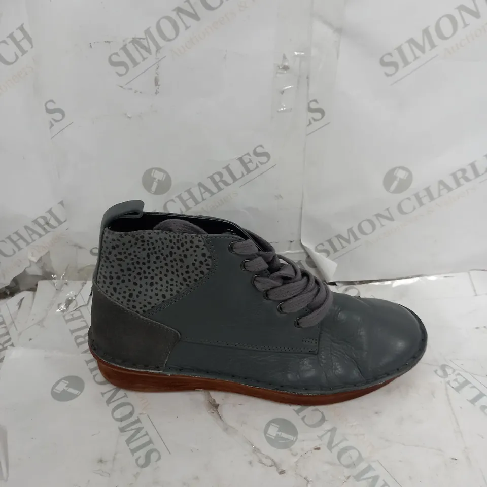UNBOXED PAIR OF ADDESSO NAVY/BROWN BOOT SIZE 6 