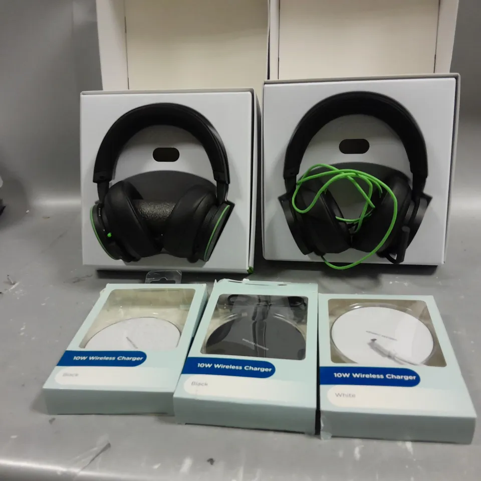LOT OF FIVE ASSORTED ITEMS TO INCLUDE TWO XBOX STEREO HEADSET SERIES X/S, WIRELESS CHARGERS , ETC