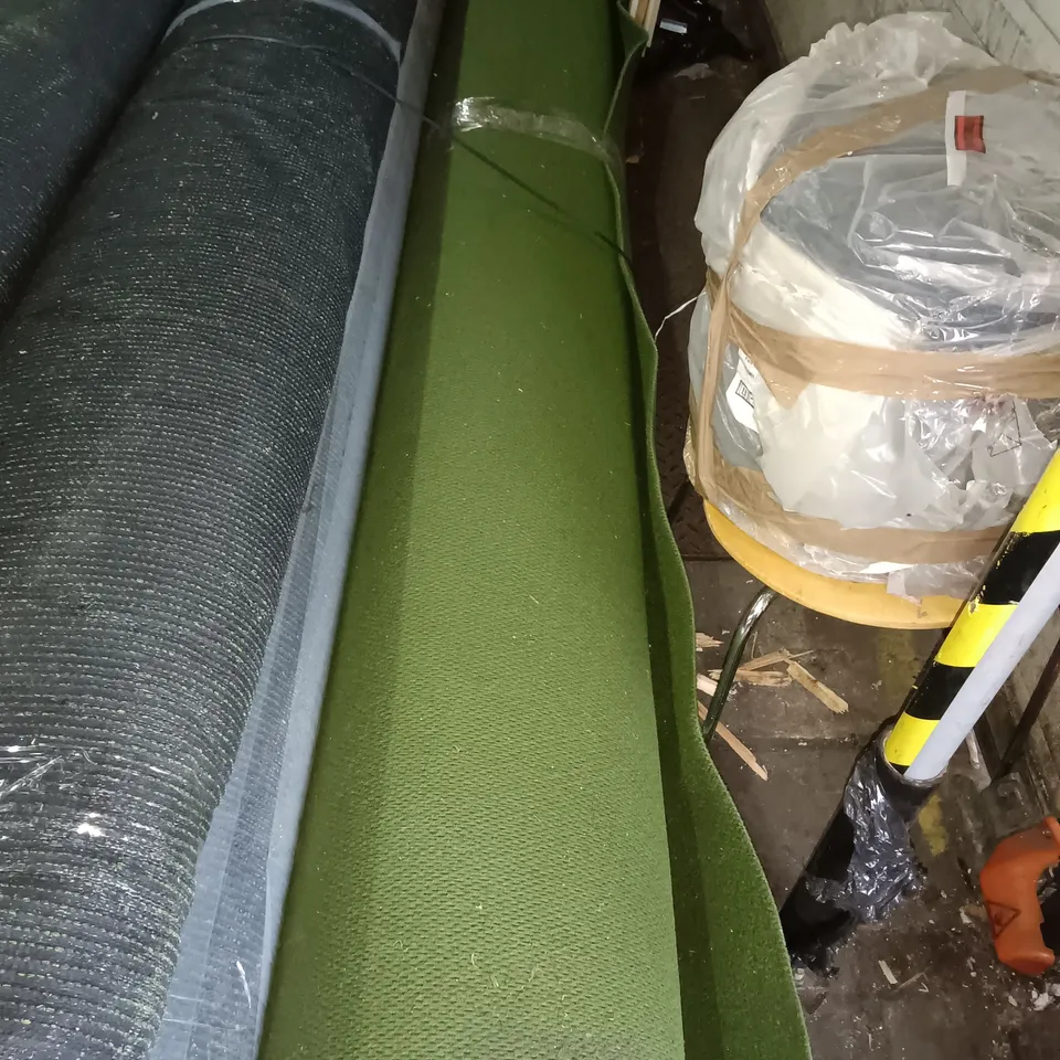 ROLL OF GREEN CARPET - SIZE UNSPECIFIED 