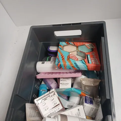 TOTE OF APPROXIMATELY 15 ASSORTED HEALTH AND BEAUTY ITEMS TO INCLUDE: GLOVED PETITGRAIN HAND LOTION 
