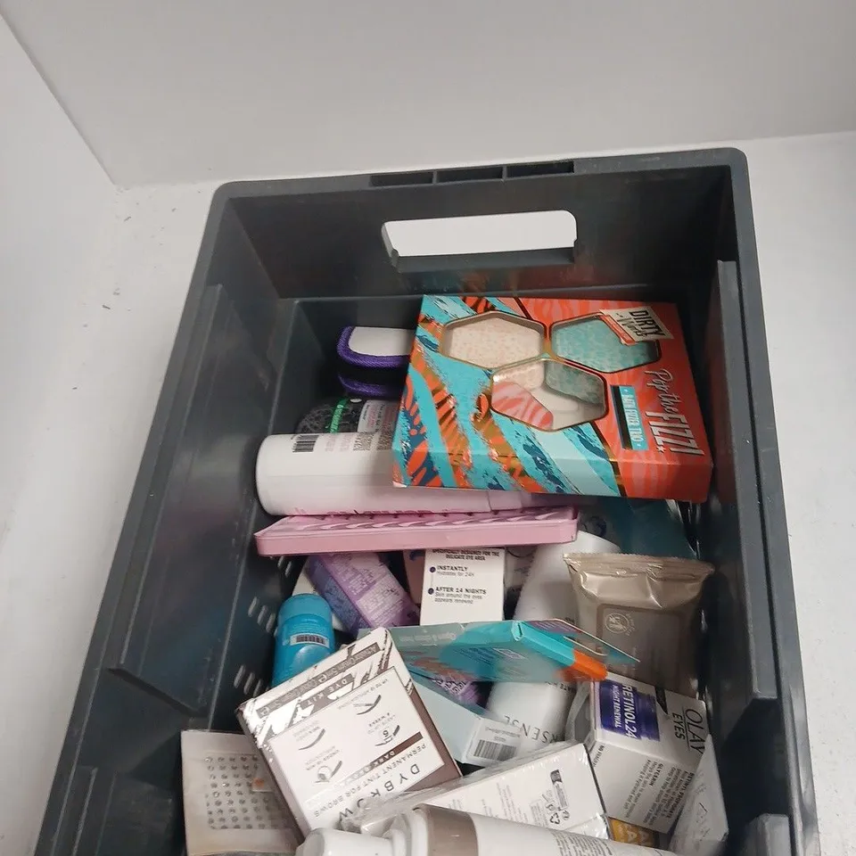 TOTE OF APPROXIMATELY 15 ASSORTED HEALTH AND BEAUTY ITEMS TO INCLUDE: GLOVED PETITGRAIN HAND LOTION 