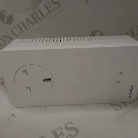 DEVOLO WI-FI AC REPEATER+: WI-FI BOOSTER WITH PLUG SOCKET
