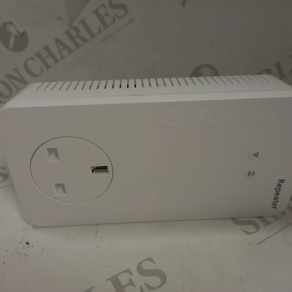 DEVOLO WI-FI AC REPEATER+: WI-FI BOOSTER WITH PLUG SOCKET