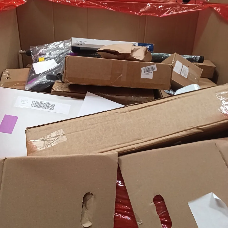 PALLET OF ASSORTED ITEMS INCLUDING - TOILET SEAT, PILLOW, STAINLESS STEEL PAN