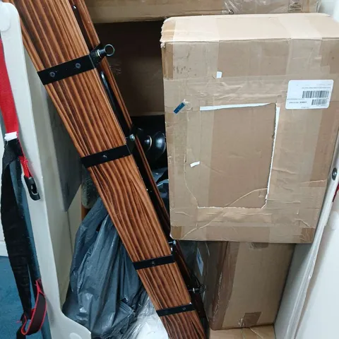 CAGE OF APPROXIMATELY 10 ASSORTED HOUSEHOLD ITEMS TO INCLUDE - PILLOW - RATTAN STAG HEAD - PORTABLE TABLE - ETC. - COLLECTION ONLY  