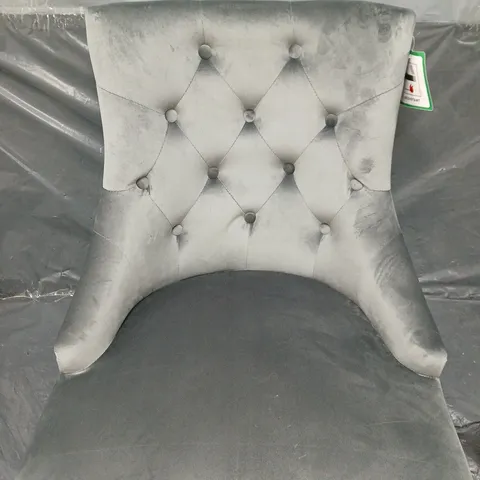 GREY VELVET TUFTED ACCENT CHAIR 