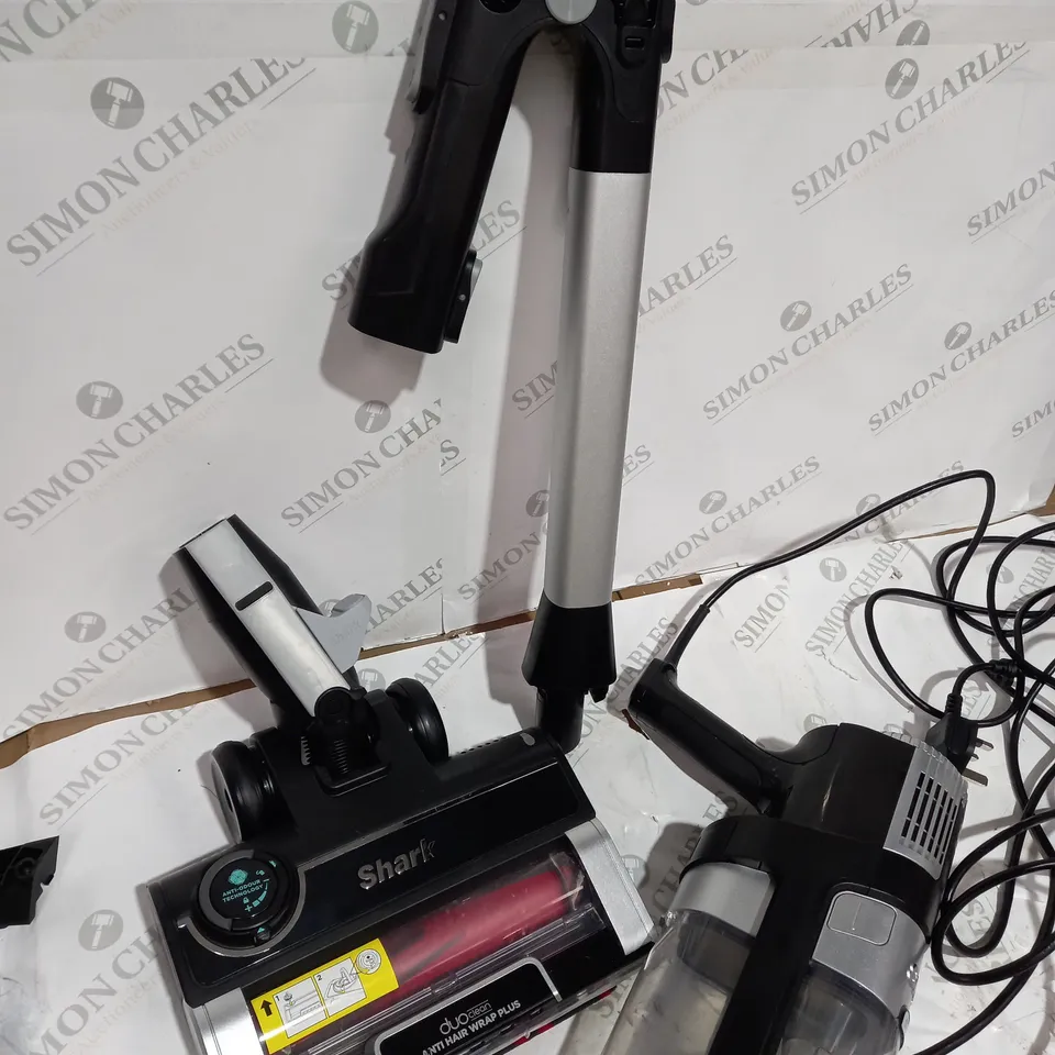 BOXED SHARK STRATOS ANTI HAIR WRAP PET PRO VACUUM CLEANER