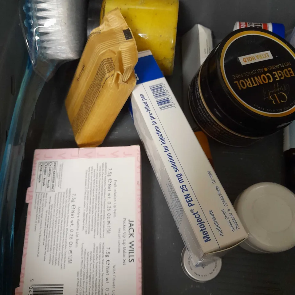 LOT OF APPROX 15 ASSORTED BEAUTY PRODUCTS TO INCLUDE SUPER MARIO BATH SOAP, JIMIRE FORMULA ULTIMATE SLEEP CREAM, THE BODY SHOP FACIAL CLEANSER, ETC