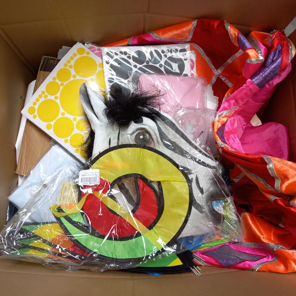 LARGE QAUNTIITY OF ASSORTED TOYS AND GAMES TO INCLUDE STITCH, FOAM FINGERS AND JUMP ROPE