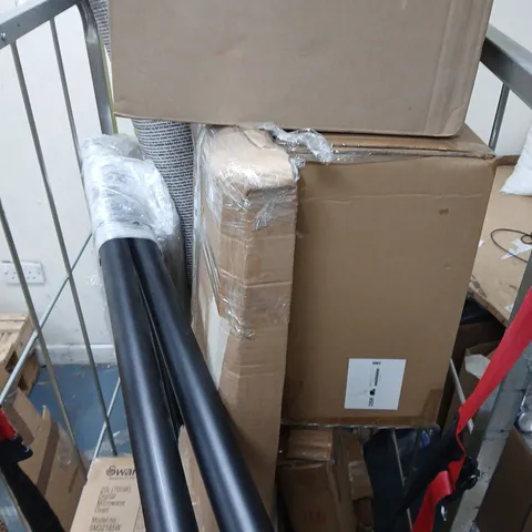 APPROXIMATELY 8 ASSORTED ITEMS TO INCLUDE RUG, SMASHED MICROWAVE, CERAMIC HOB, ETC - COLLECTION ONLY