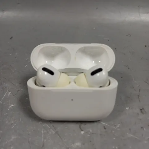 APPLE AIRPODS WITH CHARGING CASE - A2190	