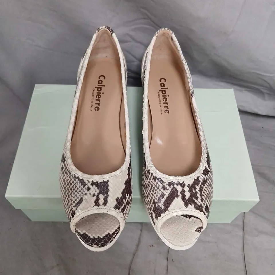 CALPIERRE SNAKE PRINT PEEP-TOE WEDGE SHOES – UK 7.5 (EU 40.5)