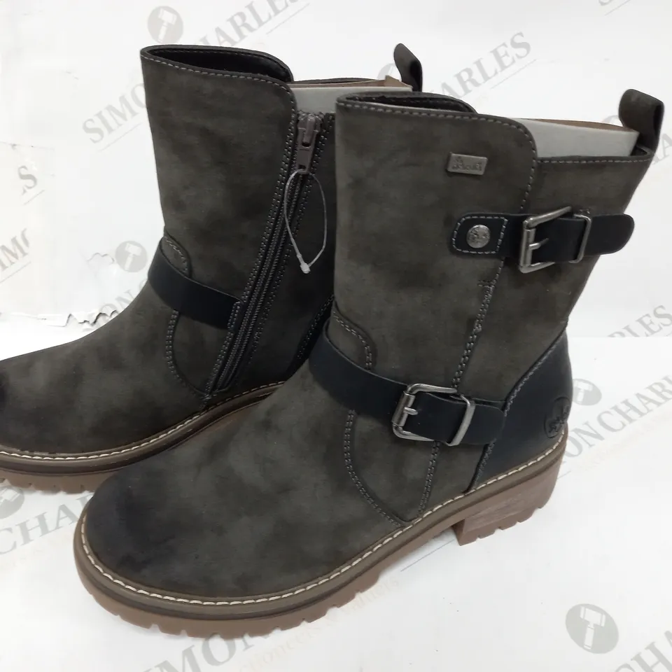 RIEKER BUCKLE DETAIL BOOT SIN BROWN - 39