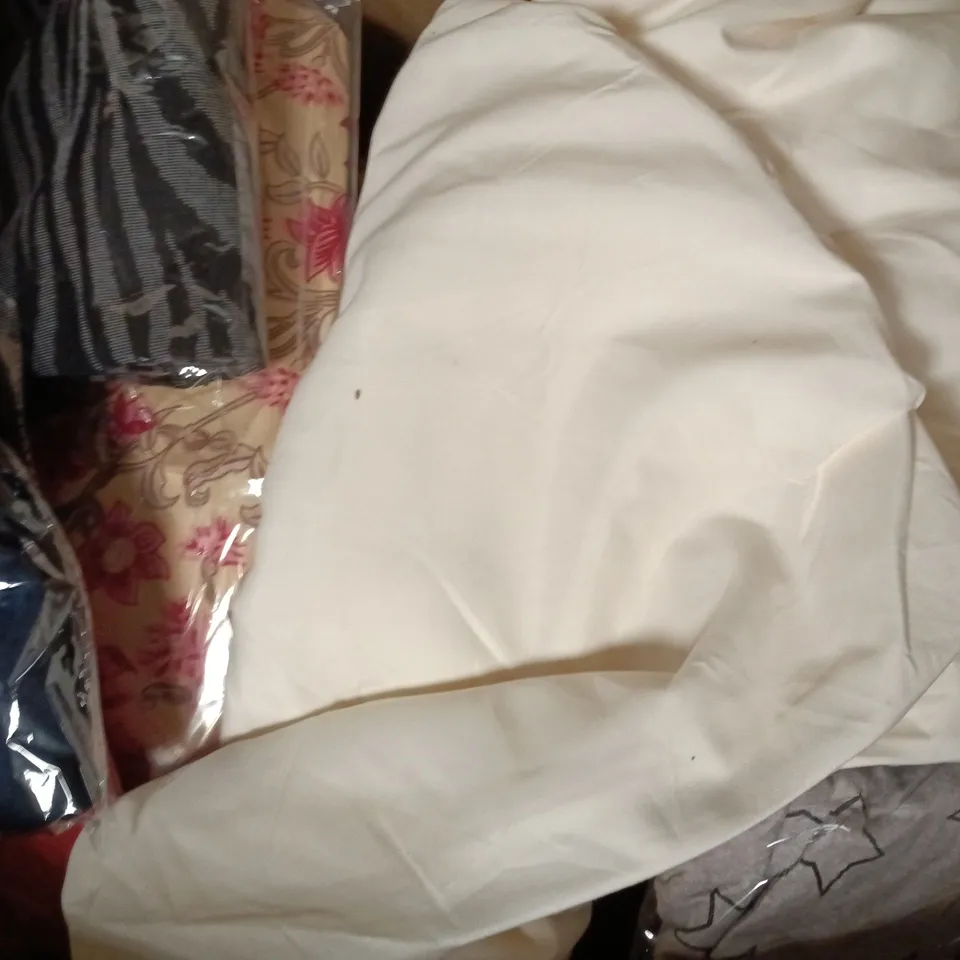 BOX OF APPROXIMATELY 10 ASSORTED HOUSEHOLD AND CLOTHING ITEMS IN VARIOUS STYLE. SIZES, AND COLOURS - COLLECTION ONLY