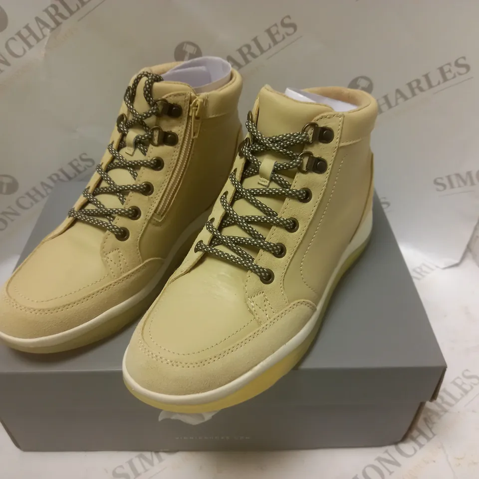 BOXED VIONIC SEMOLINA HIKER BOOTS - SIZE 5