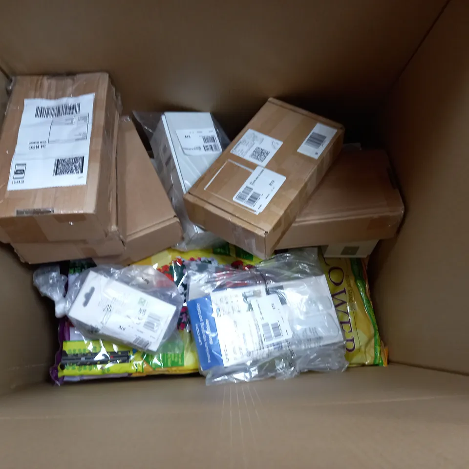 APPROXIMATELY 10 ASSORTED HOUSEHOLD ITEMS TO INCLUDE SOCKETS AND A FLOWER STAND 