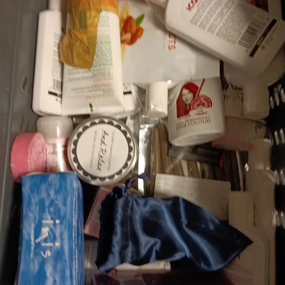 APPROXIMATELY 15 ASSORTED HEALTH & BEAUTY PRODUCTS TO INCLUDE MASSAGE OIL, P.LOUISE FACE CREAM, BODY BUTTER ETC 