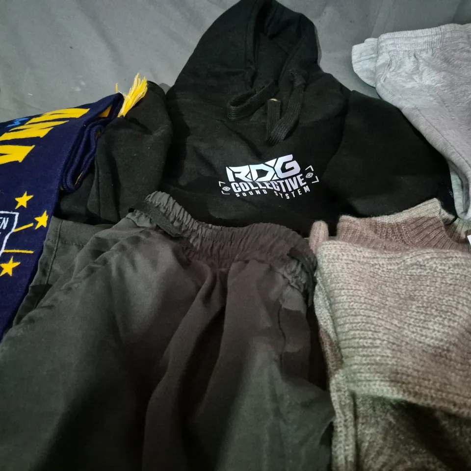 APPROXIMATELY 20 ASSORTED CLOTHING ITEMS IN VARIOUS SIZES TO INCLUDE - JOGGERS ,  JUMPER , SCARF ETC