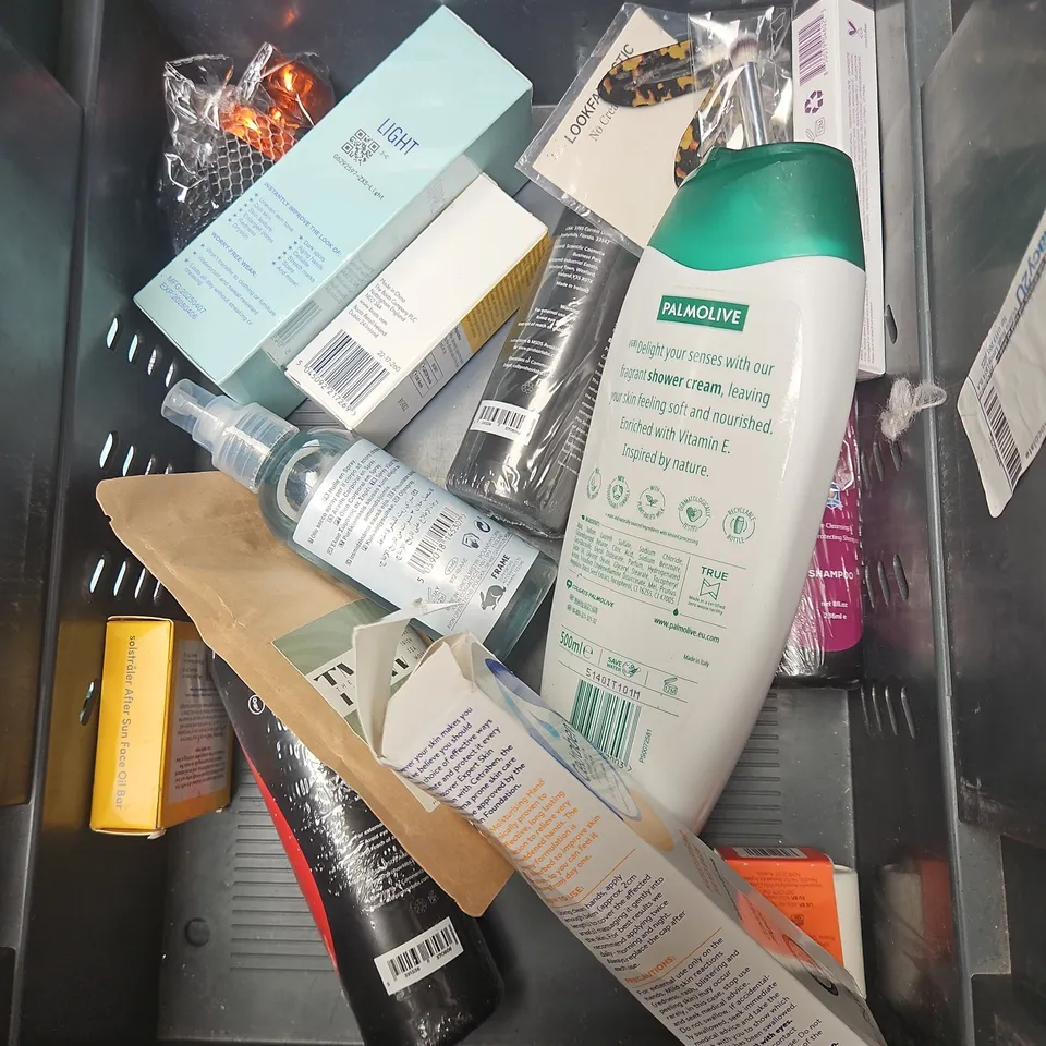APPROXIMATEY 20 HEALTH AND BEAUTY PRODUCTS TO INCLUDE - DOVE MOISTURISING CREAM - KERASTASE FORTIFYING HAIR MASK - WILKINSON SWORD BLADE PACK - ETC