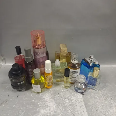 APPROXIMATELY 12 ASSORTED UNBOXED FRAGRANCES TO INCLUDE - MAISON MARGELIA REPLICA JAZZ CLUB - VIKTOR ROLF SPICE BOMB - PAUL SMITH EXTREME - ETC - COLLECTION ONLY