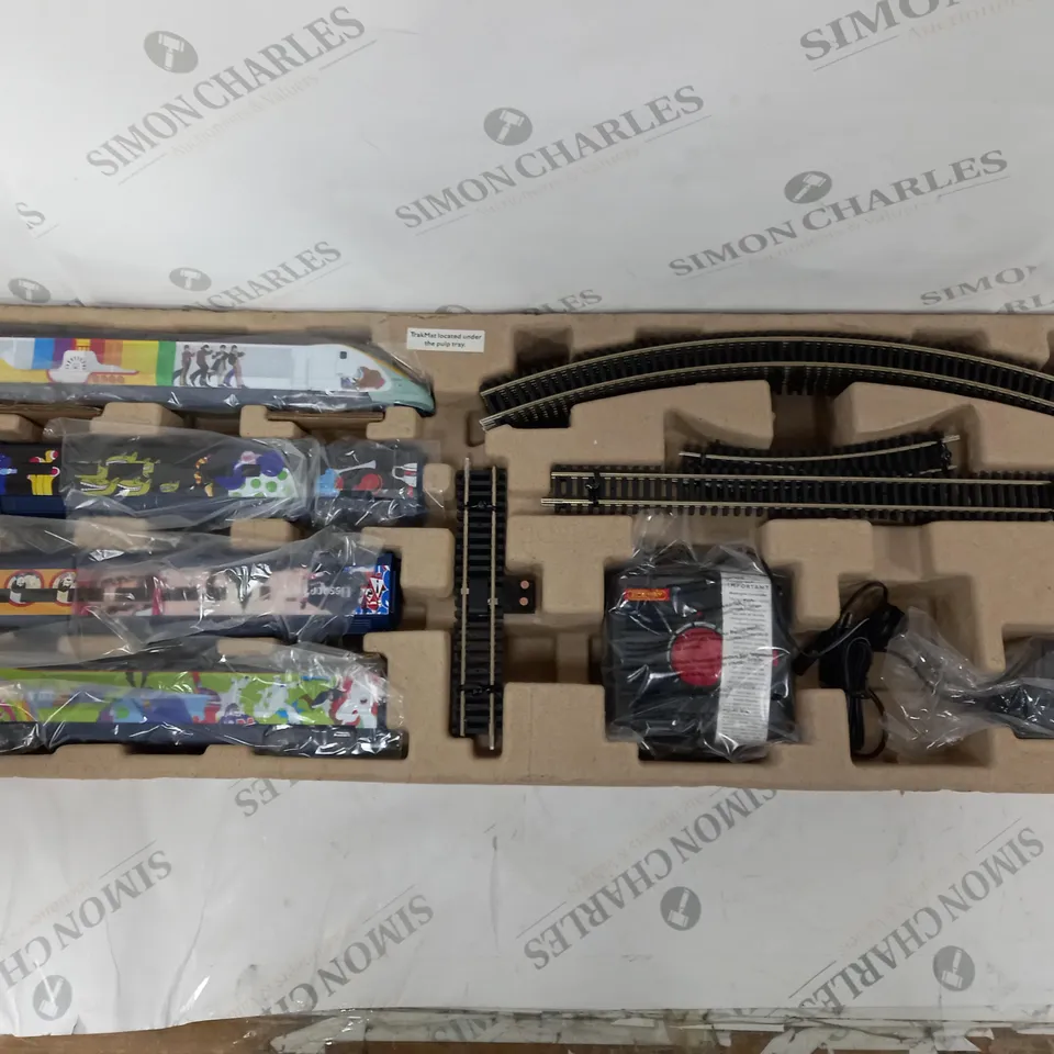 BOXED HORNBY THE BEATLES YELLOW SUBMARINE EUROSTAR TRAIN SET
