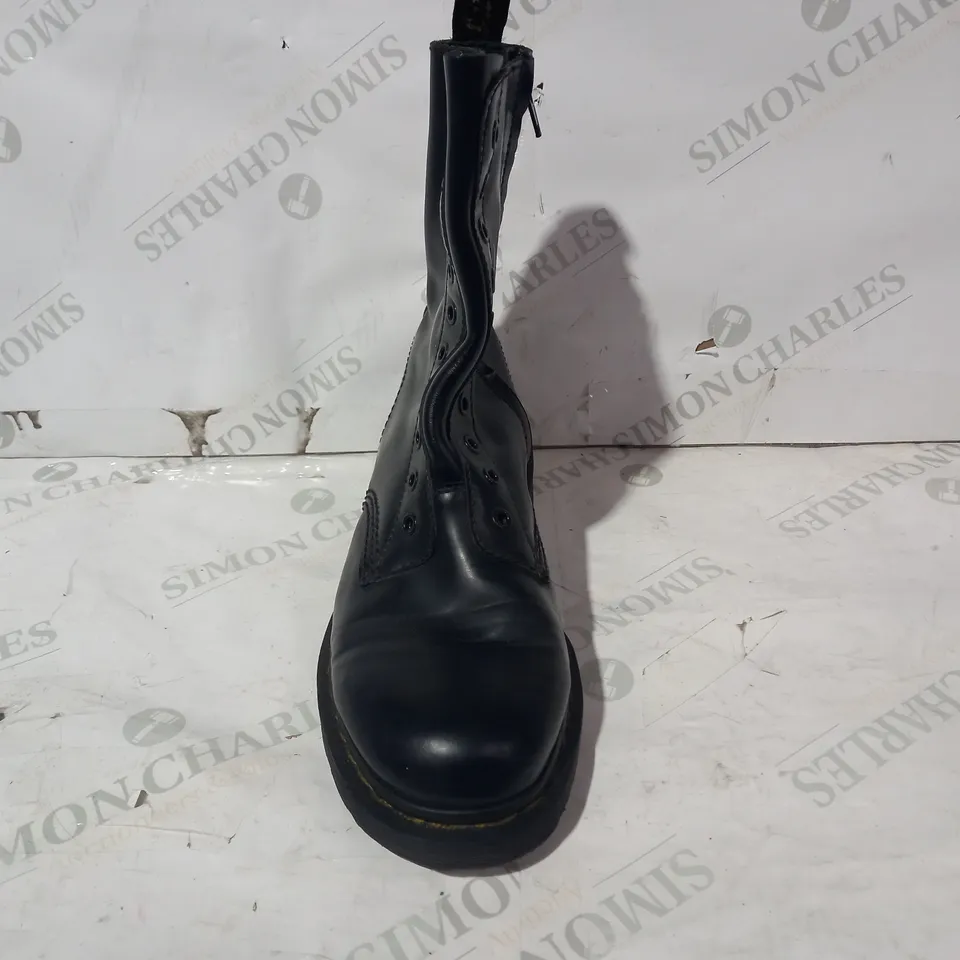 BOXED PAIR OF DR MARTENS BOOTS IN BLACK UK SIZE 8