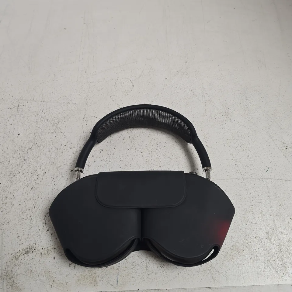 BLACK OVER-EAR HEADPHONES WITH CASE