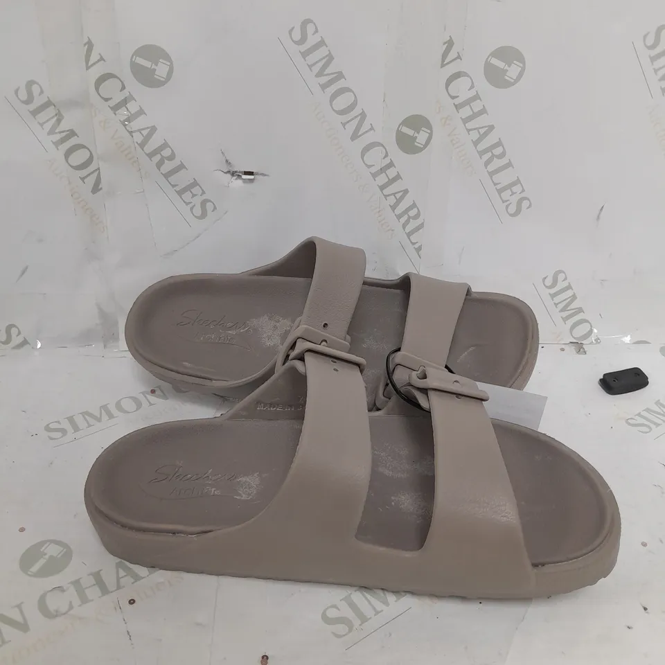 BOXED PAIR OF SKECHERS ARCH FIT FOAMIES SLIDE SANDALS IN DARK TAUPE SIZE 4
