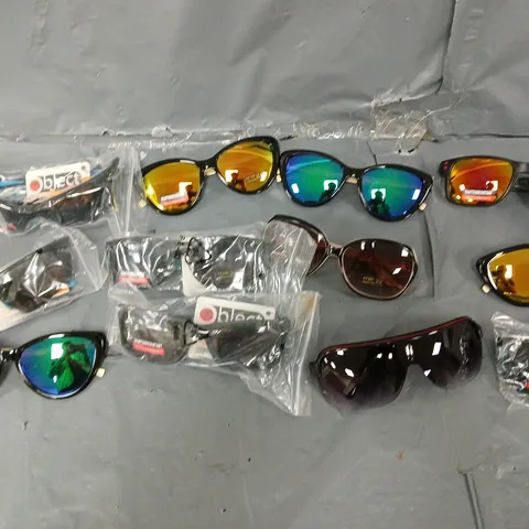 APPROXIMATELY 200 ASSORTED FASHION GLASSES BY OBJECT IN VARIOUS STYLES AND SIZES