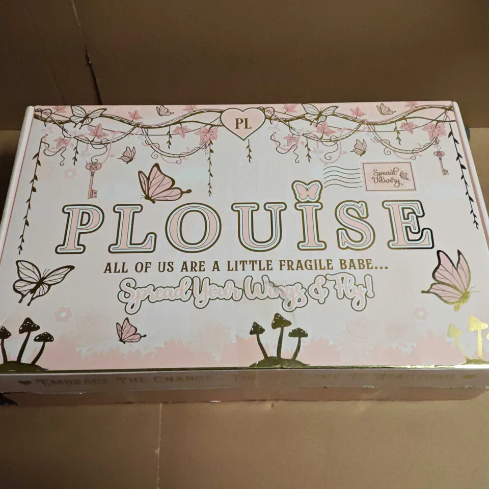 LOT OF APPROXIMATELY 19 ASSORTED PLOUISE COSMETIC ITEMS TO INCLUDE LIQUID BLUSH, HYDRATING FORMULA AND BRIGHTENING POWDER