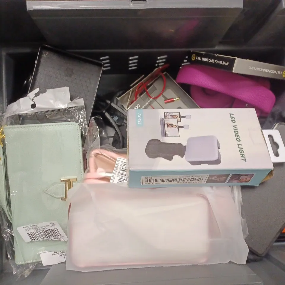 APPROXIMATELY 20 PHONE ACCESSORIES AND ELECTRICALS TO INCLUDE TEMPERED GLASS SCREEN PROTECTORS, POWER BANKS, EARPHONES, ETC