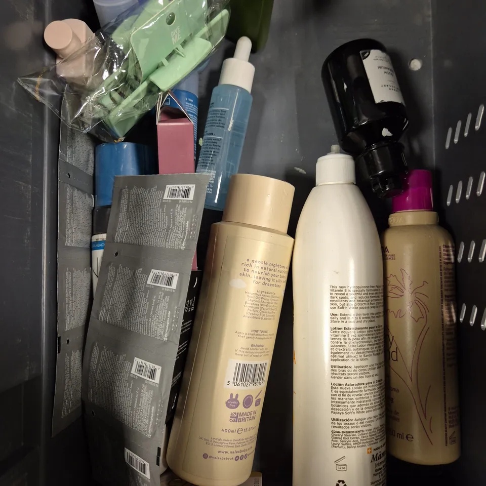 APPROXIMATELY 20 ASSORTED HEALTH & BEAUTY PRODUCTS TO INCLUDE - DR SQUATCH SOAP, ELF MASCARA, PAULA'S CHOICE TREATMENT MASK ETC 