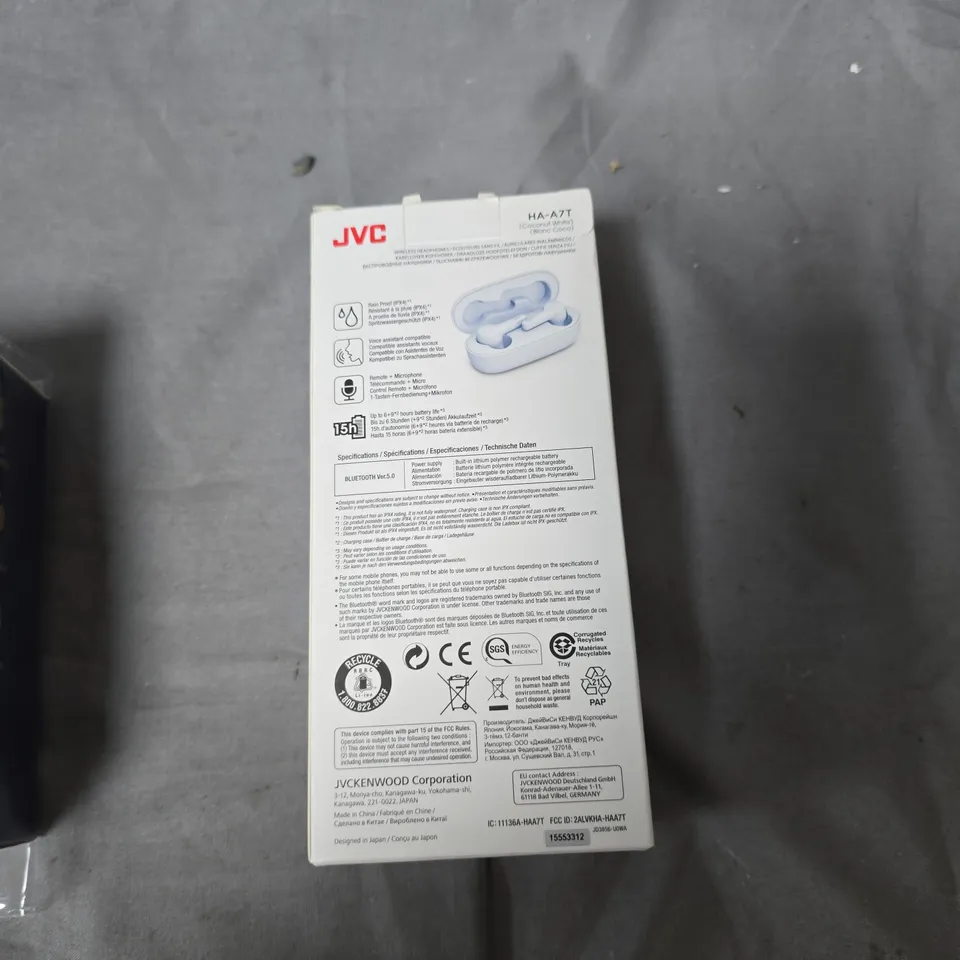 BOX OF APPROXIMATELY 12 ASSORTED ITEMS INCLUDING SOUL SMART TWIN GRIP CANE; REFLEX POWER PLUG PRO USB CHARGER; JVC HA-A7T EARBUDS 