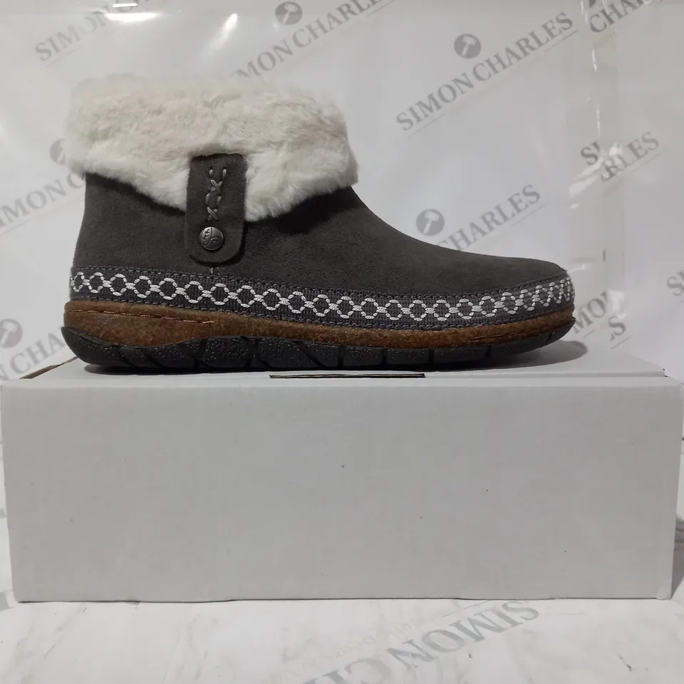 BOXED PAIR OF EARTH ORIGINS EMMALYN BOOTIES IN GREY UK SIZE 6