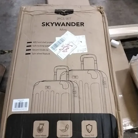 BOXED LUGG SKYWANDER HARDSHELL SUITCASE - MINT 